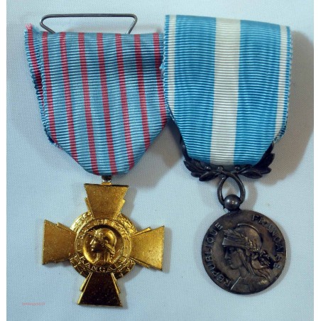 Lot de 2 décorations: Croix du combattant dorée + Médaille coloniale