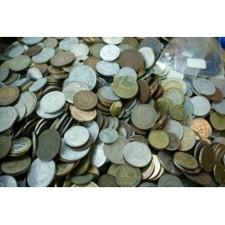 environ 1 kilo de monnaies du Monde en vrac (envoi France uniquement)