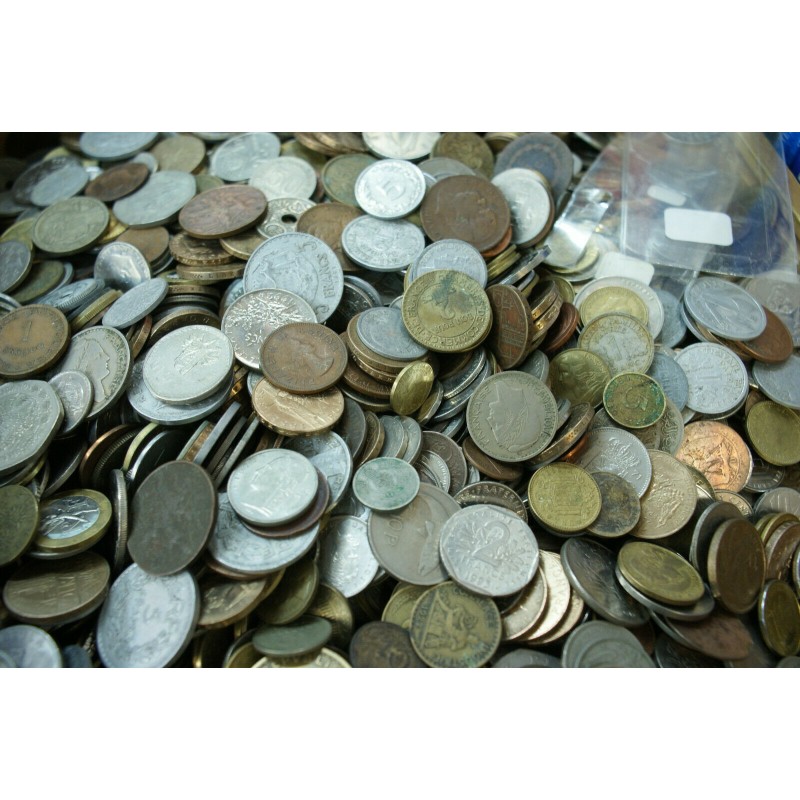 environ 2 kilos de monnaies du Monde en vrac (envoi France uniquement)