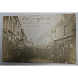 Cliché Argenton - le 11 nov. 1918 rue Gambetta Manif ap. Signature Armistice