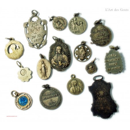 Lot de médailles religieuses et crucifix 19e siècle Lot de médailles religieuses et crucifix 19e siècle