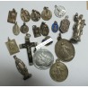 Lot médailles religieuses ancienne et statuettes religieuses voir photos