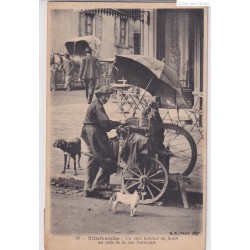 remouleur à villefranche , un vieil habitué du lundi au coin de la rue , chien attelé