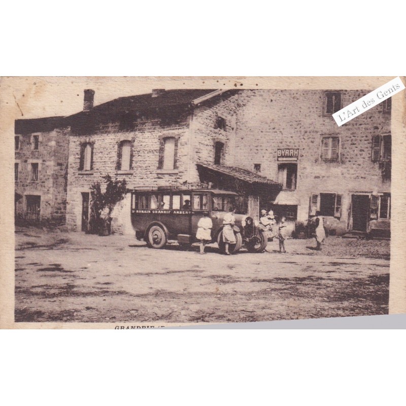 CPA 69 GRANDRIF (PUY-DE-DÔME) L'arrivée de l'autobus, lartdesgents.fr