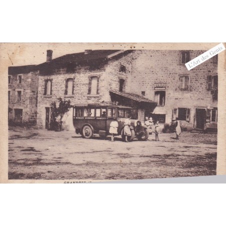 CPA 69 GRANDRIF (PUY-DE-DÔME) L'arrivée de l'autobus, lartdesgents.fr CPA 69 GRANDRIF (PUY-DE-DÔME) L'arrivée de l'autobus, lartdesgents.fr